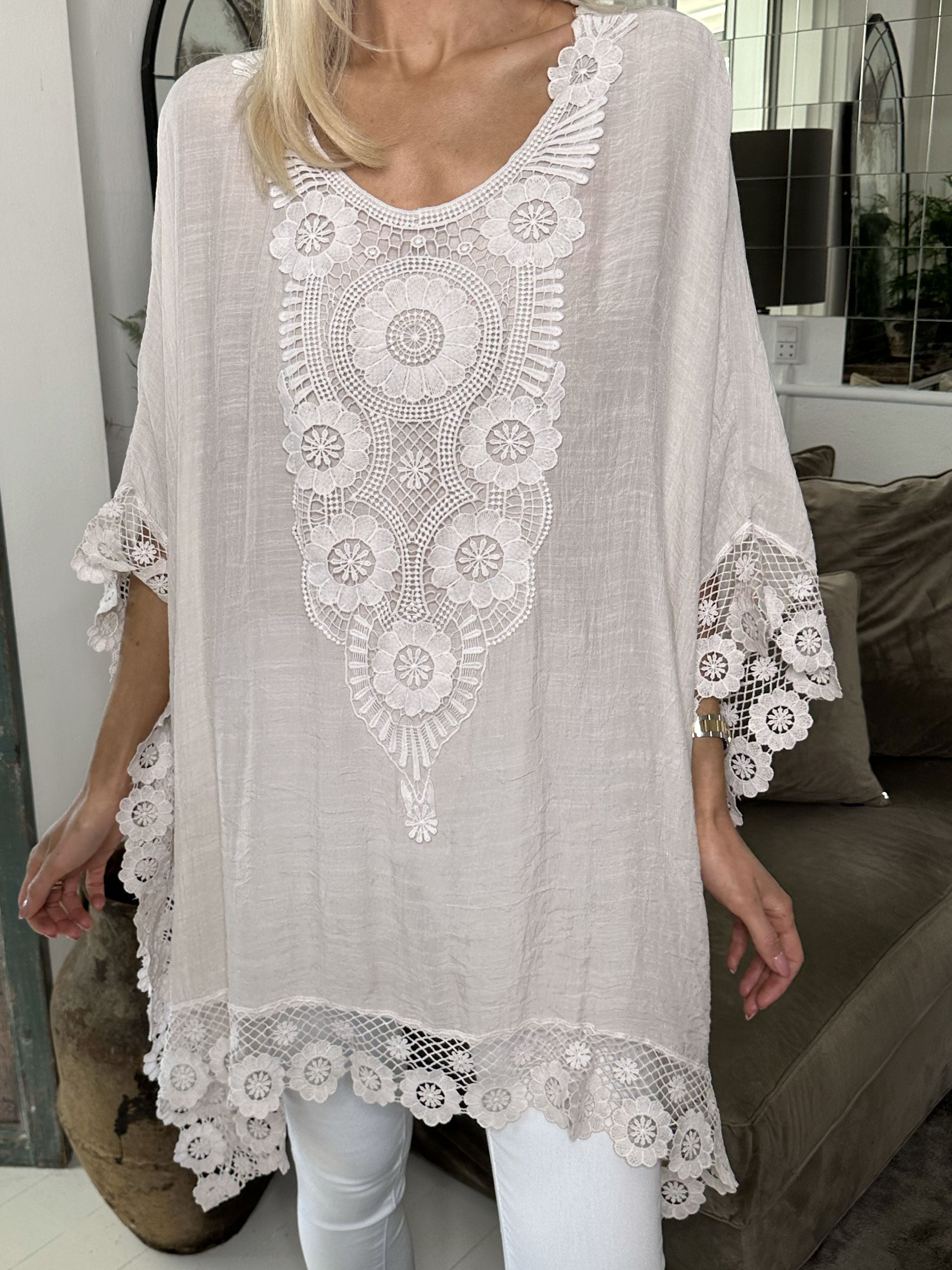 Leslie - Vacker tunika med spetskanter